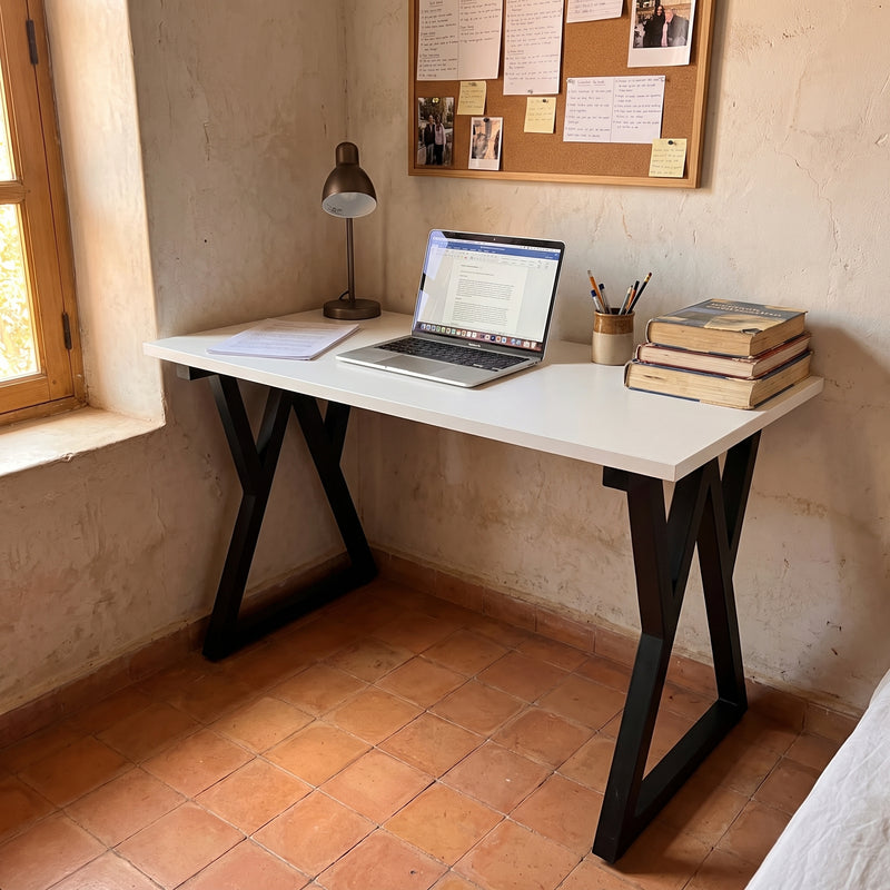 Bureau VIVOTEC blanc dans une chambre d'étudiante à Marrakech